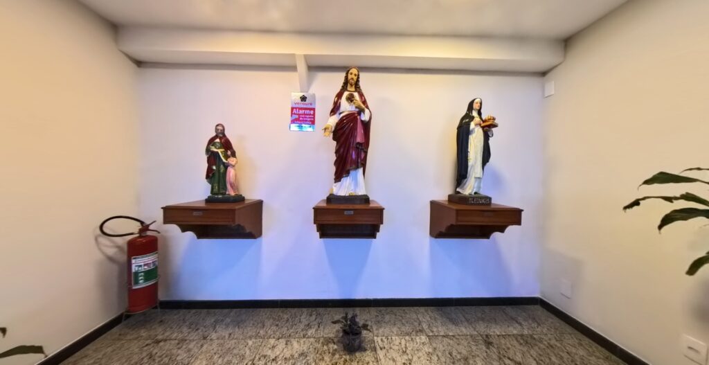 Imagens à Esquerda